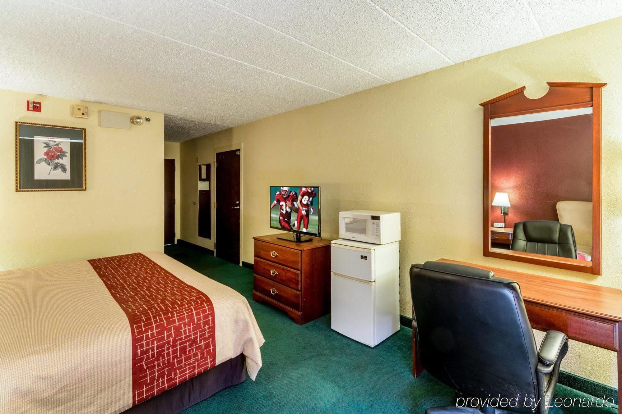 Red Roof Inn Морхед Екстериор снимка